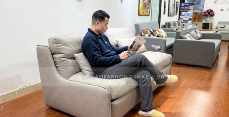 Sofa giường cao cấp 307 tại showroom Funika. Trạng thái ghế ngồi êm ái thoải mái nhất.
