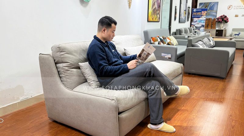 Sofa giường cao cấp 307 tại showroom Funika. Trạng thái ghế ngồi êm ái thoải mái nhất.